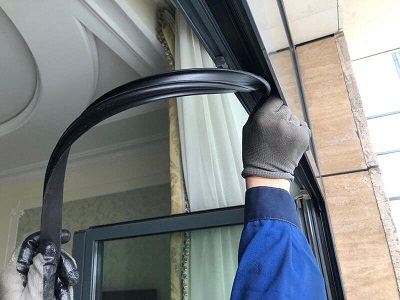 Недорогая замена уплотнителя на алюминиевом окне в Москве