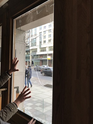 Замена стеклопакета в деревянном окне в Москве