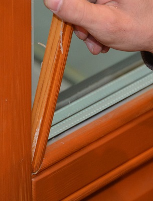 Недорогая услуга замены стеклопакетов в деревянных окнах