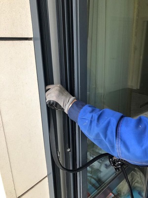 Замена уплотнителя на алюминиевых окнах в Москве